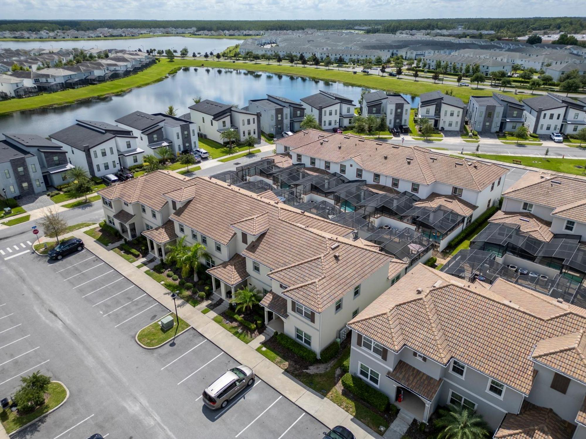 Renewed Luxury Townhouse With Private Pool *